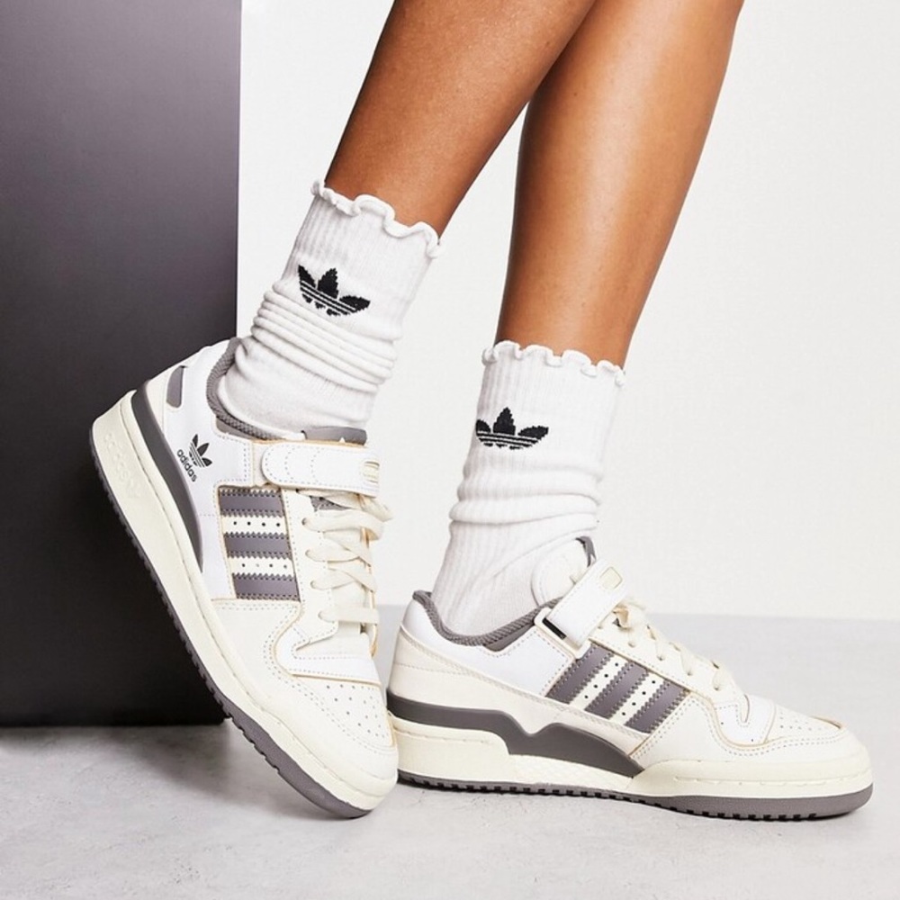 Adidas Forum 84 Low sneakers in off-white and gray - 7.5